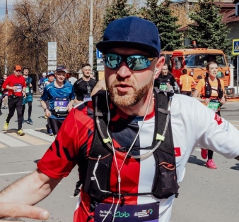Бегущий LEDEL: поздравляем участников Казанского национального марафона-2021.
